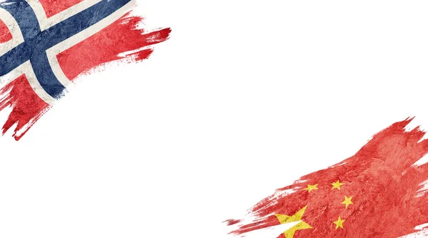 Bandeiras da Noruega e da China em fundo branco — Fotografia de Stock